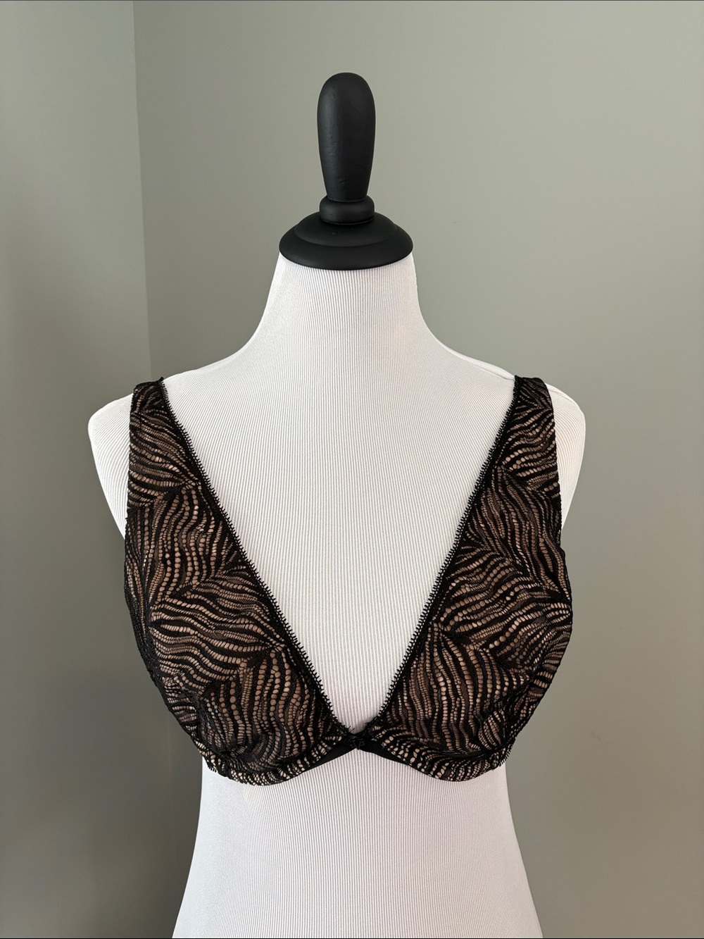 🖤 🐕‍🦺 Victoria’s Secret black lace unlined plunge bra